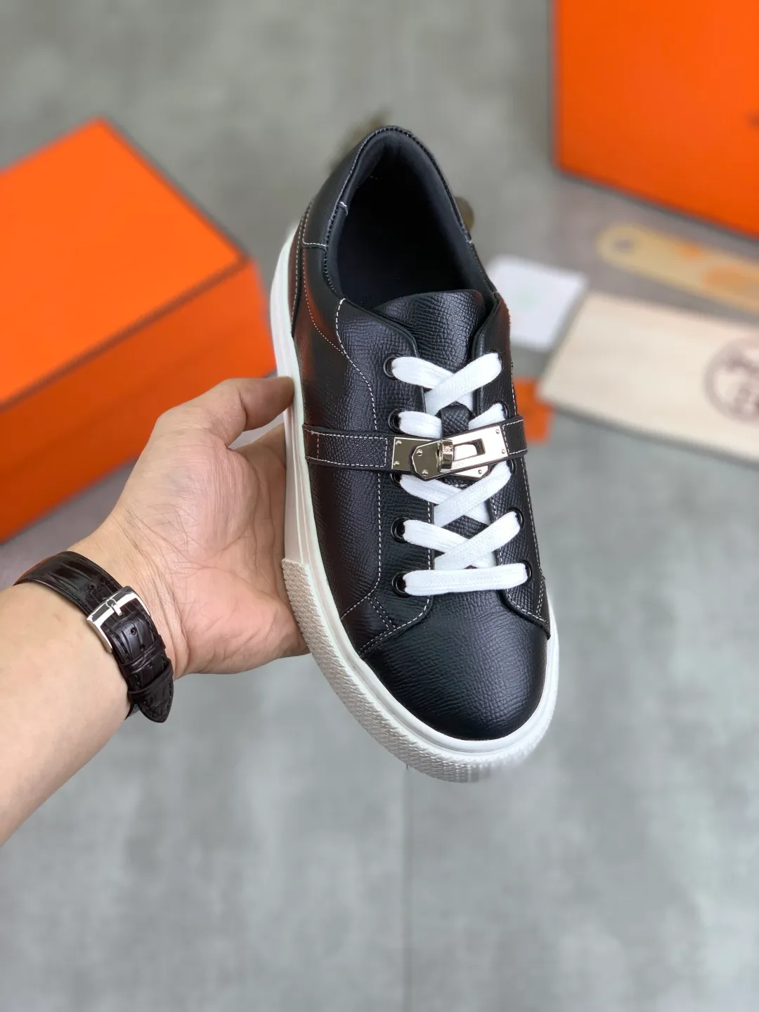Men's men's shoes 💰P640 New Hermes top version Hermès classic couple style #𝐊𝐞𝐥𝐥𝐲 buckle casual white shoes skateboard shoes that will not conflict with shoes at all. Full of unknowns, Hermès rarely produces flat casual shoes and they are paired with classic palladium-plated Kelly shoe buckles! You'll fall in love with it at first sight. It's super versatile and can be worn with any skirt or pants. 🉑️Close your eyes and wear it. It's super noble. Fabric: Specific cowhide/canvas material. Lining: Sheepskin lining. Outsole: Original molded TPU outsole. Size: 35-45.